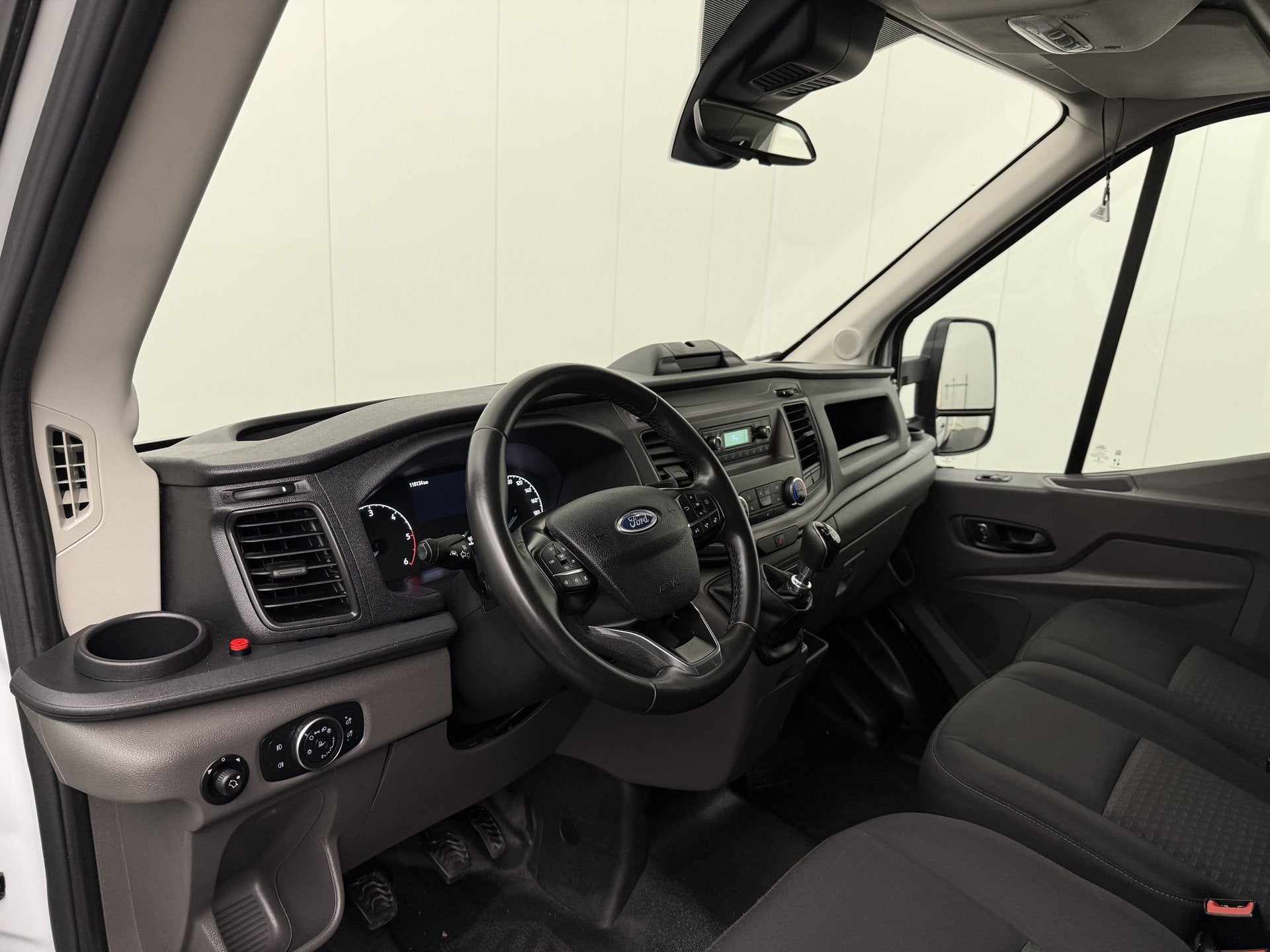 Ford Transit Bakwagen+Laadklep | Airco | Cruise | 3-Zits, Stof, Gebruikt, Wit, Ford