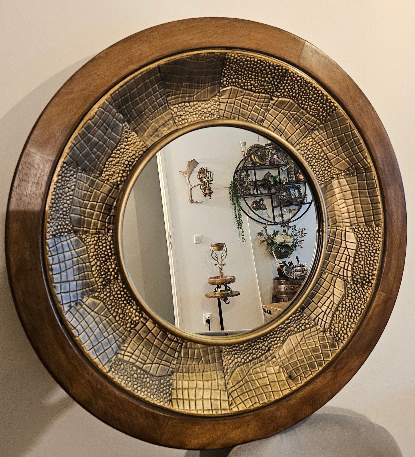 Ronde spiegel met houten frame en reptielpatroon, Ophalen, Rond, 50 tot 100 cm