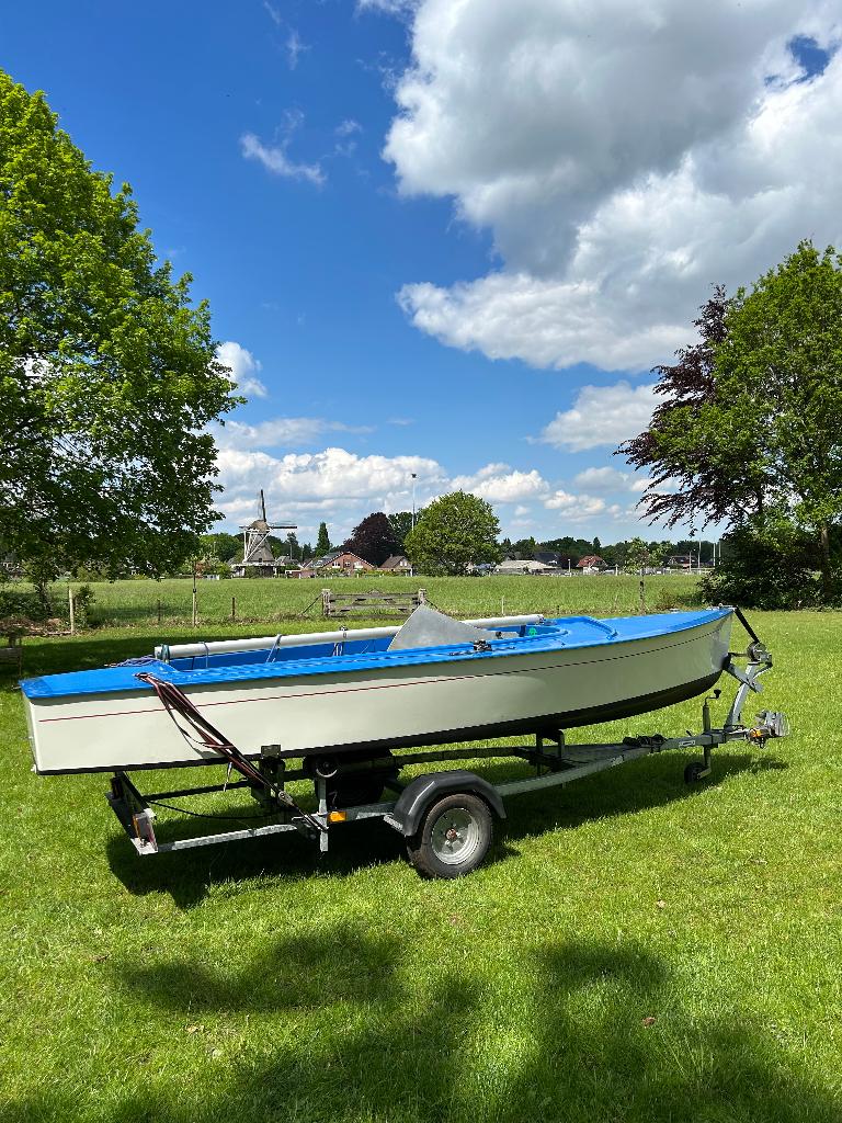Volksboot 480, Watersport en Boten, Open zeilboten, Gebruikt, Volksboot, Polyester, Anker, Dekzeil, Fok, Grootzeil, Inclusief trailer
