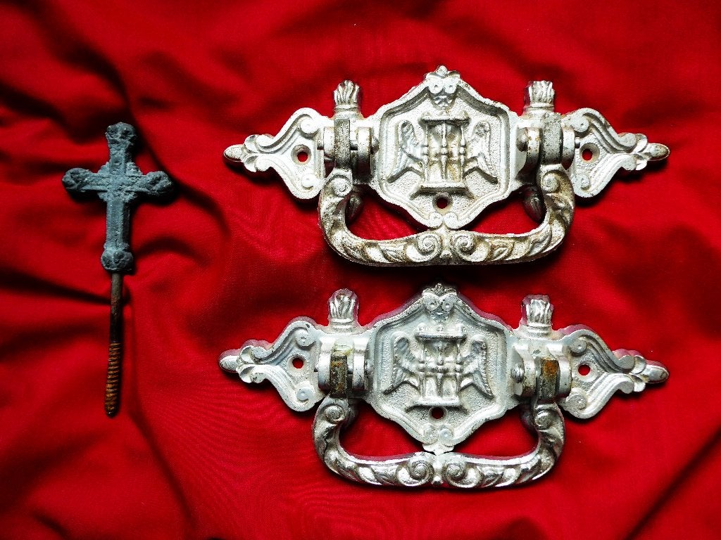 2 Grafkist handgrepen met 1 grafkistsluiting Memento Mori, Antiek en Kunst, Ophalen of Verzenden