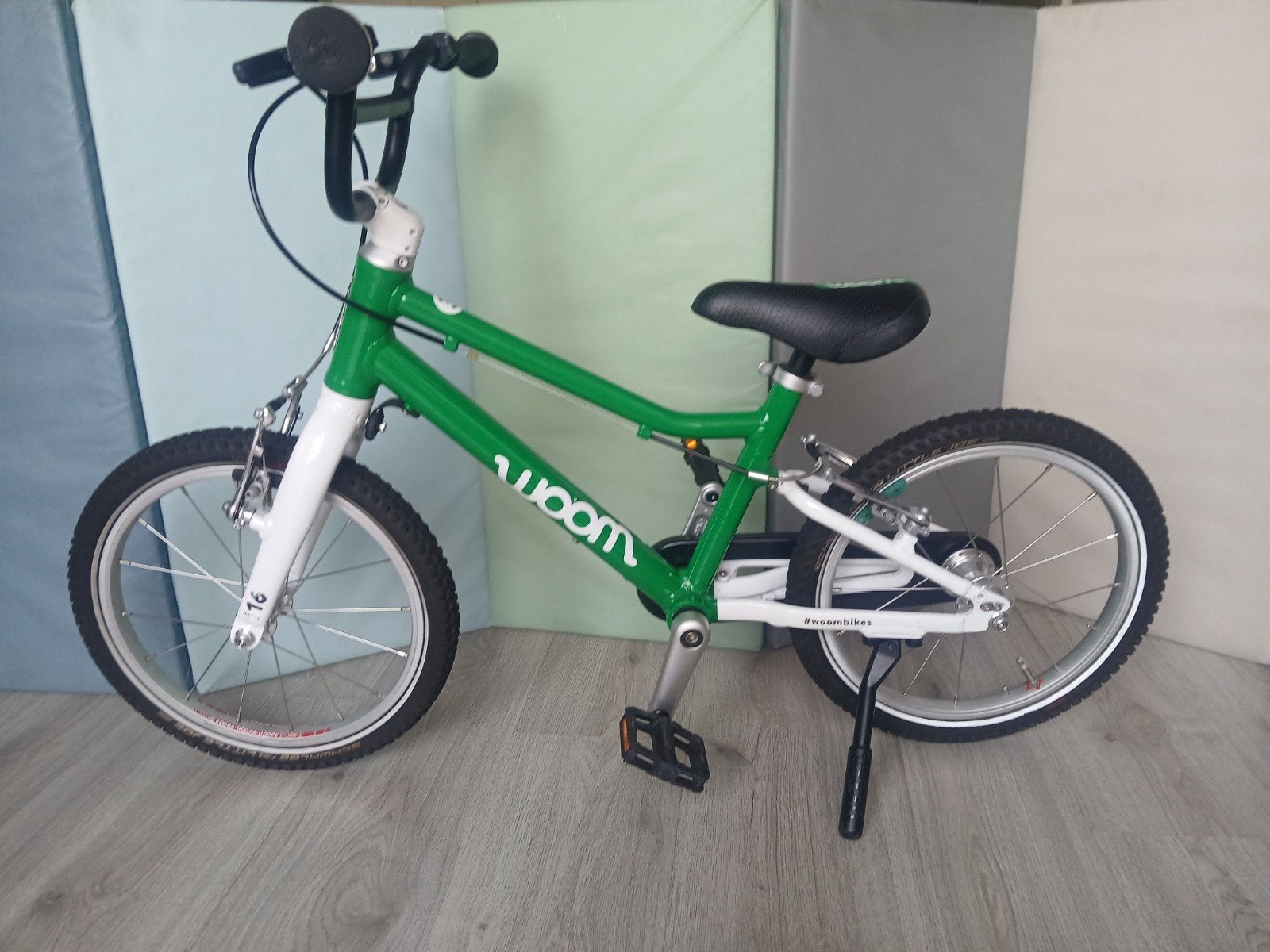 Woom 3, 16 inch, groen, inclusief standaard, 4-6 jaar, Fietsen en Brommers, Ophalen, 16 tot 20 inch, Zo goed als nieuw, Woom