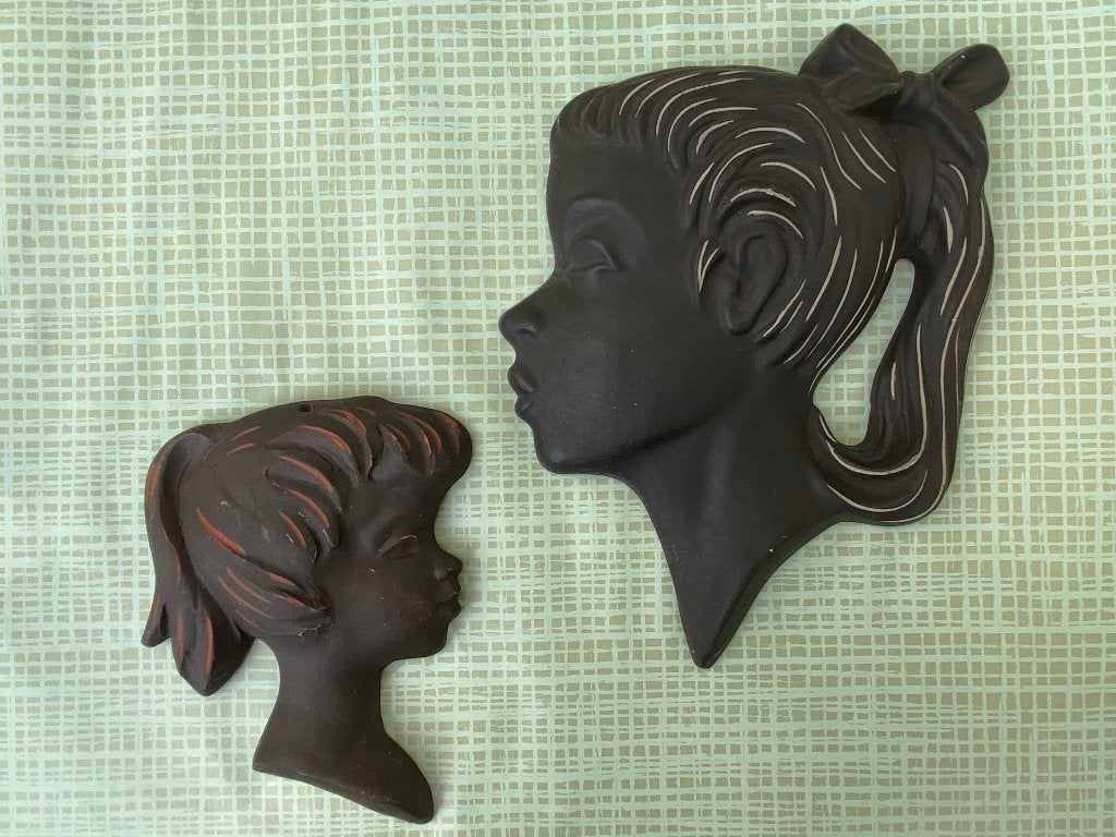Vintage keramiek wanddeco, muurmasker meisje, De Kroon, 2X, Antiek en Kunst, Antiek | Keramiek en Aardewerk, Ophalen of Verzenden