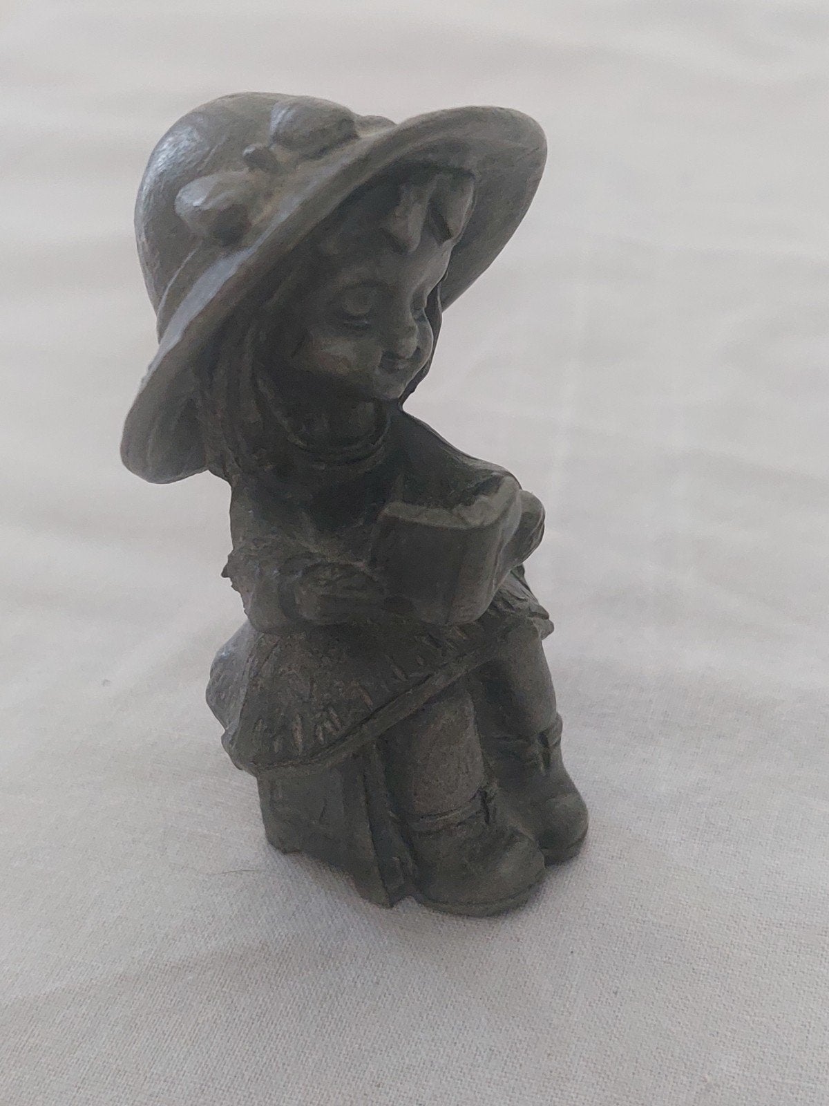 Vintage tinnen beeldje van lezend meisje, Ophalen of Verzenden