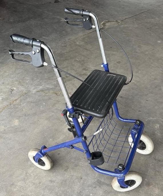 Rollator met rem en stokhouder, Ophalen