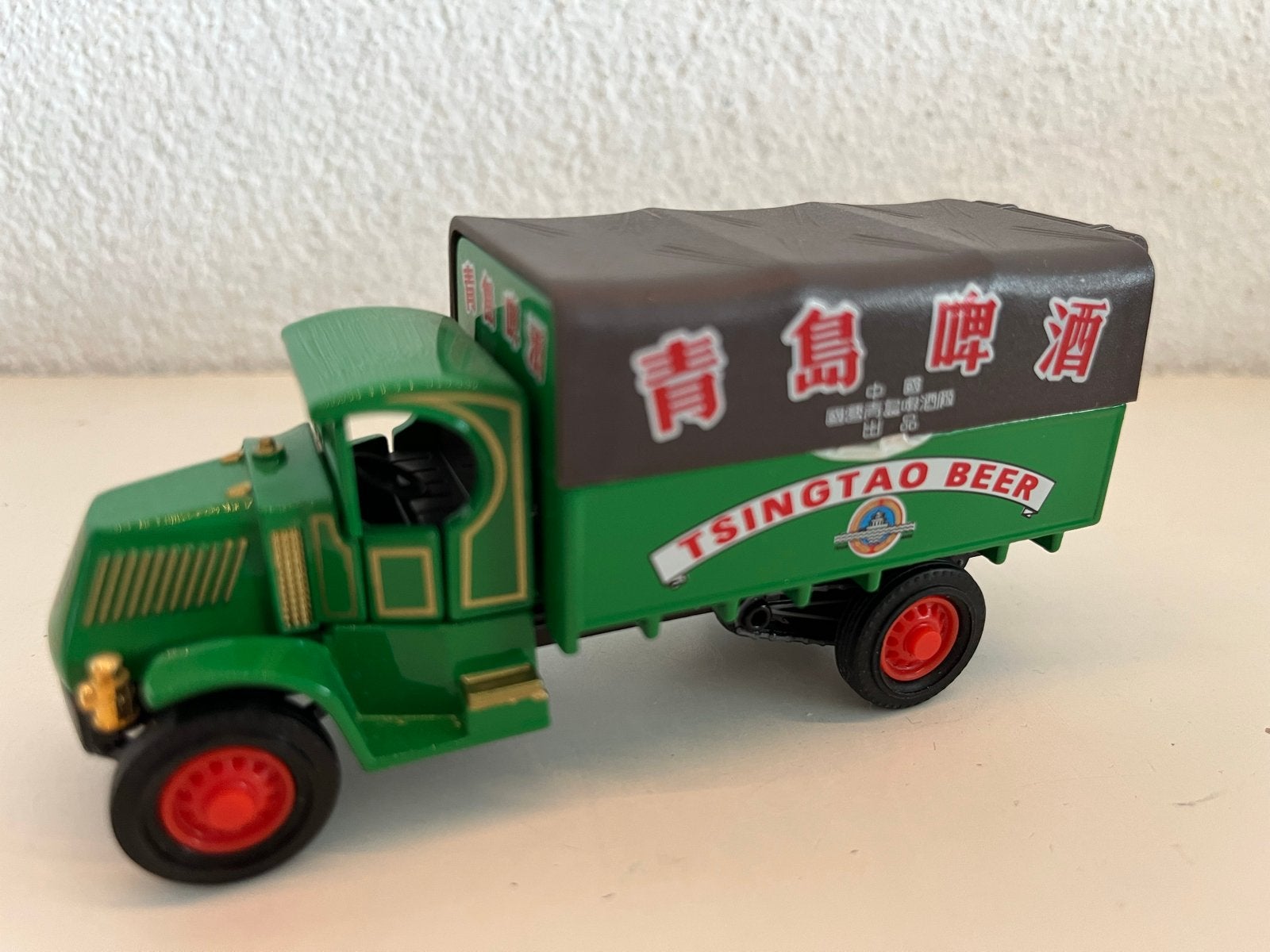 Matchbox Great Beers Tsingtao Beer 1920 Mack drop side truck, Ophalen of Verzenden, Zo goed als nieuw, Bus of Vrachtwagen, Matchbox