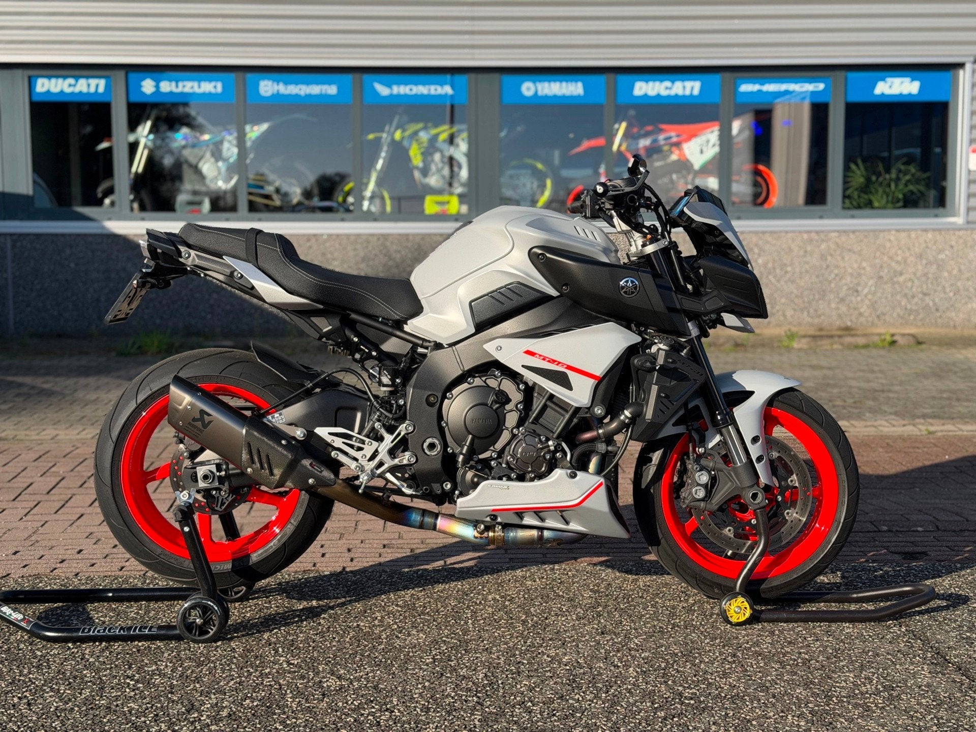 Yamaha Tour MT-10 ABS Naked Nardo Akrapovic, Motoren, Japan
00483  Japan, JP, Info@yamaha.com, Meer dan 35 kW, ABS