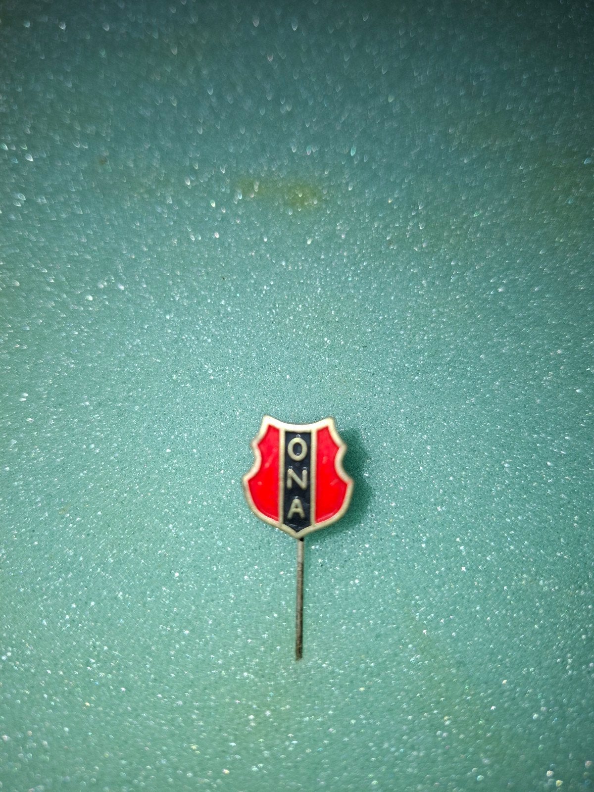 Vintage boetbalspeldje ONA., Verzamelen, Ophalen of Verzenden, Gebruikt, Overige onderwerpen, Speldje of Pin