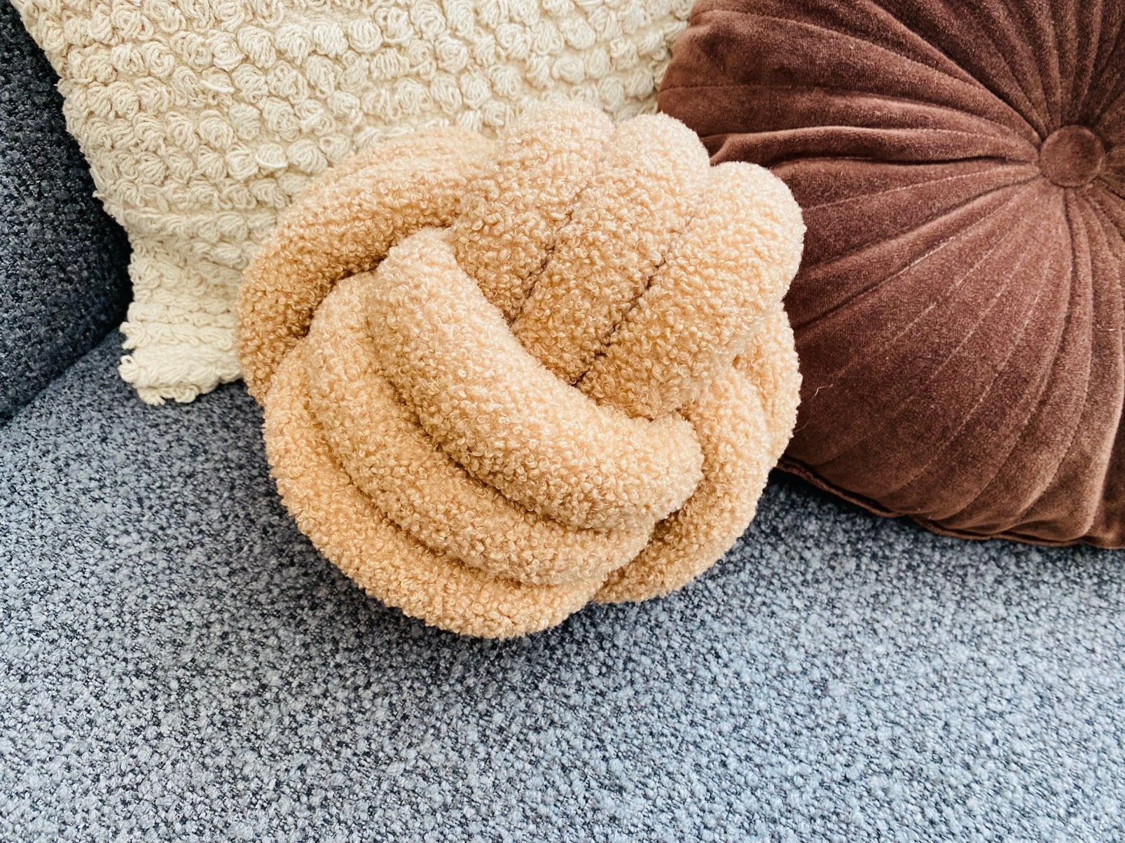 Sierkussen/ geknoopt kussen/ kussentje/ bow ball pillow, Bruin, Rond, Nieuw, Ophalen of Verzenden