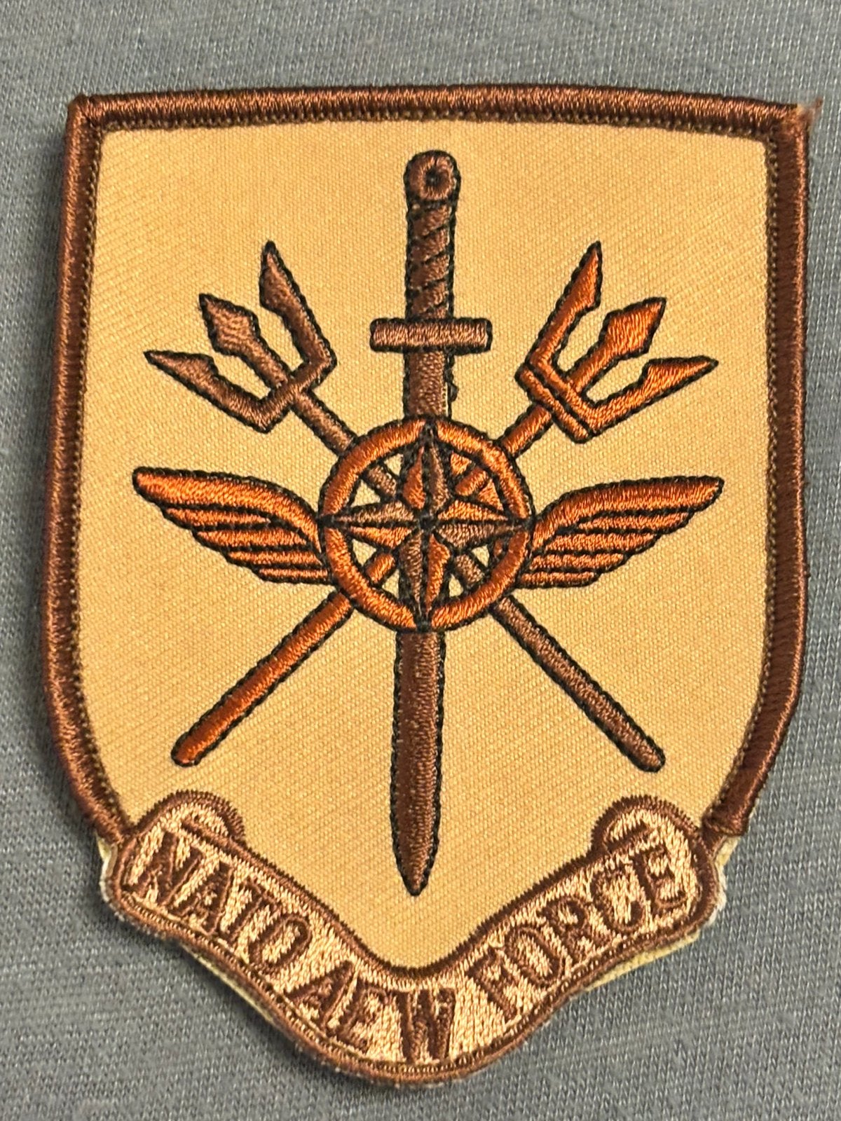 Arm embleem AWACS nato 1, Verzamelen, Verzenden, Luchtmacht, Nederland, Embleem of Badge
