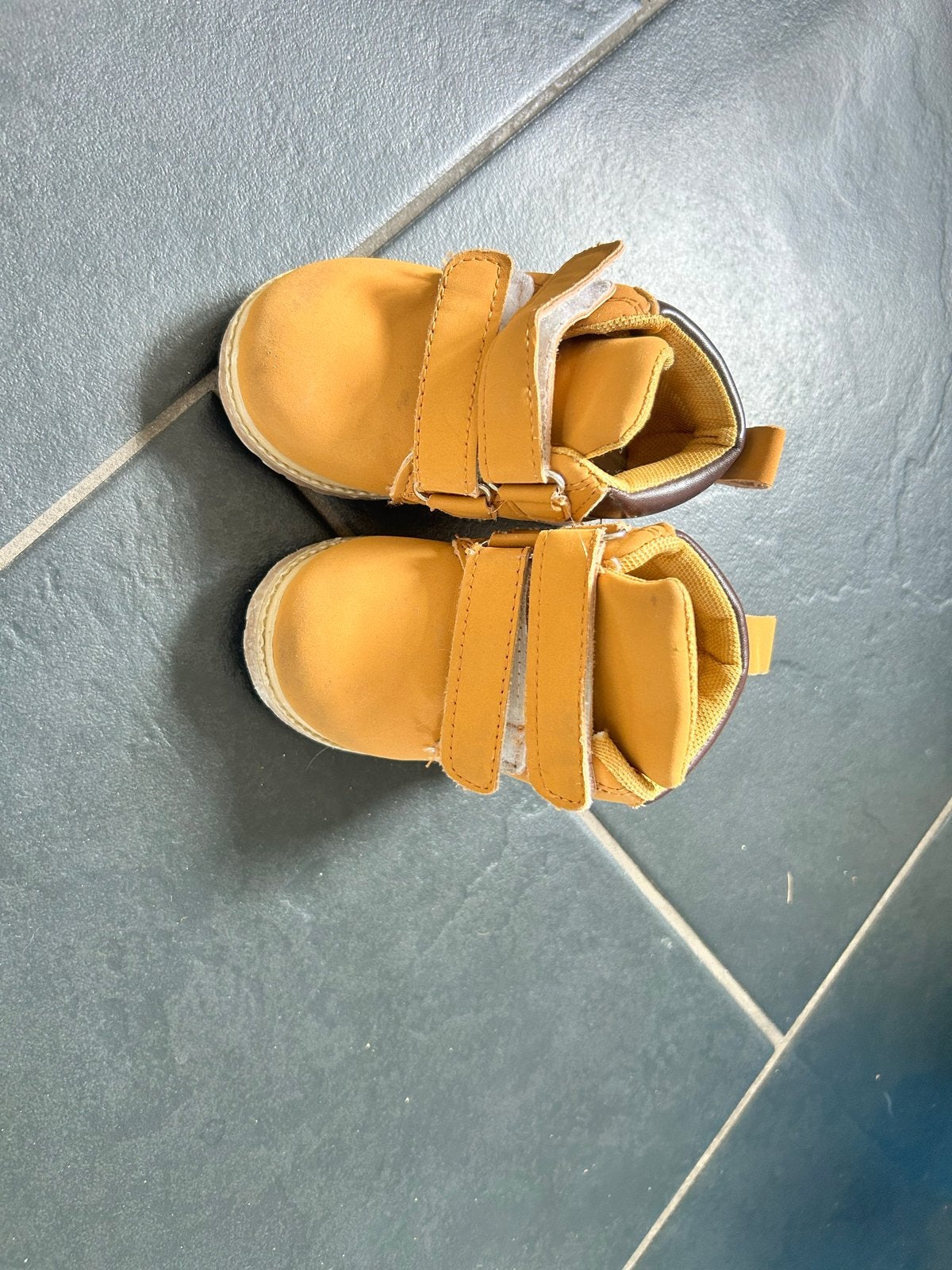 Nieuwe gele kinderschoenen maat 20, Ophalen of Verzenden, Nieuw, Jongen of Meisje, Schoenen