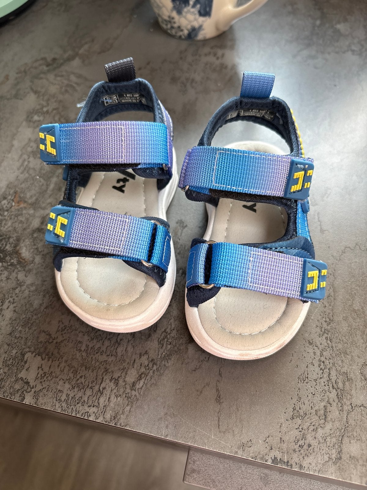 Leuke kindersandalen met dinosaurusprint, maat 21, Ophalen, Gebruikt, Jongen, Schoenen