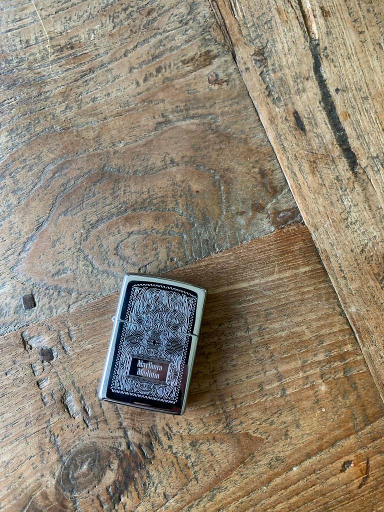 Marlboro Platinum Zippo Aansteker - Zilverkleurig, Verzamelen, Rookartikelen, Aanstekers en Luciferdoosjes, Ophalen, Zo goed als nieuw