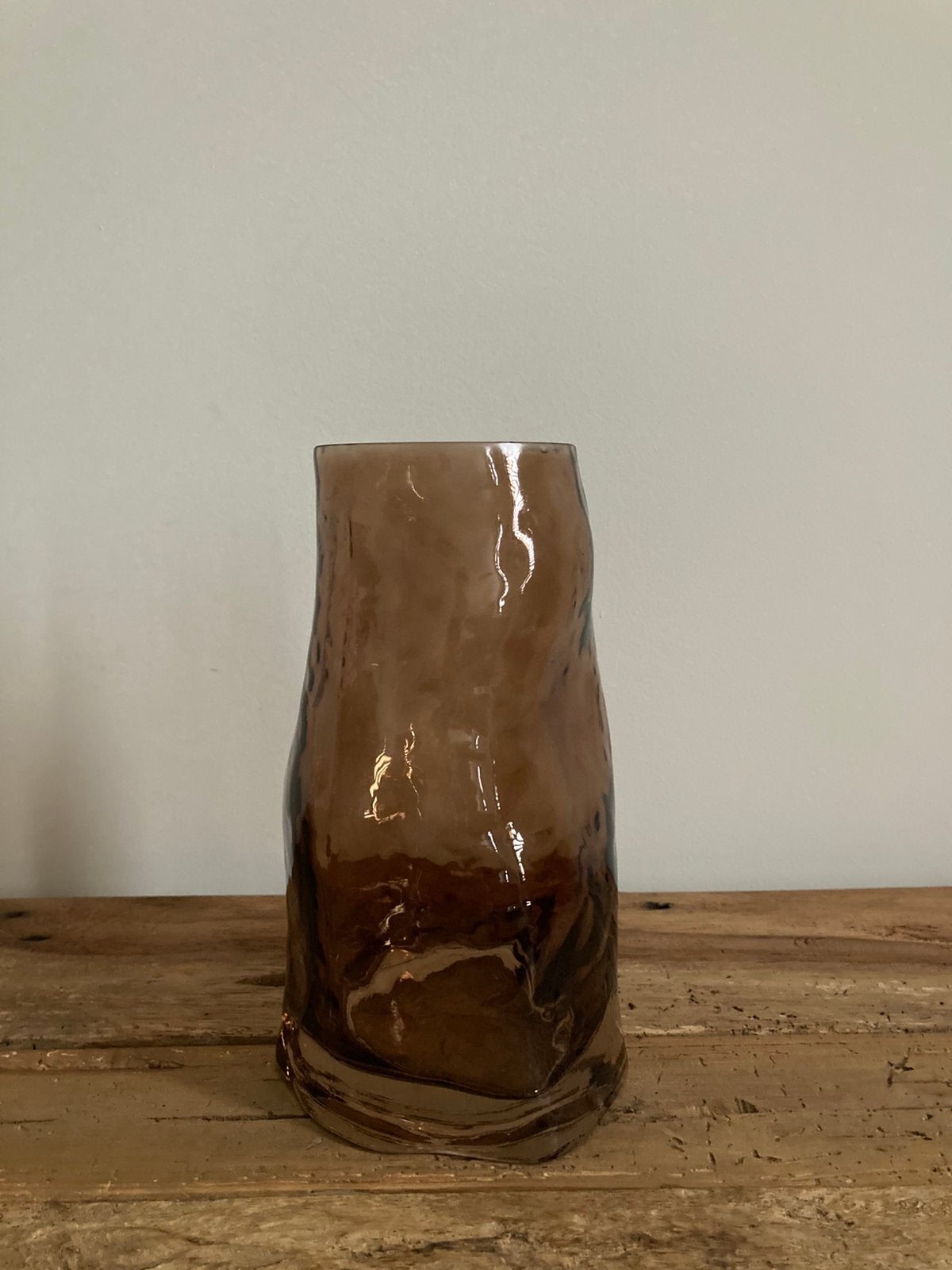 Bruine glazen Vaas., Bruin, Ophalen of Verzenden, 20 cm, Glas