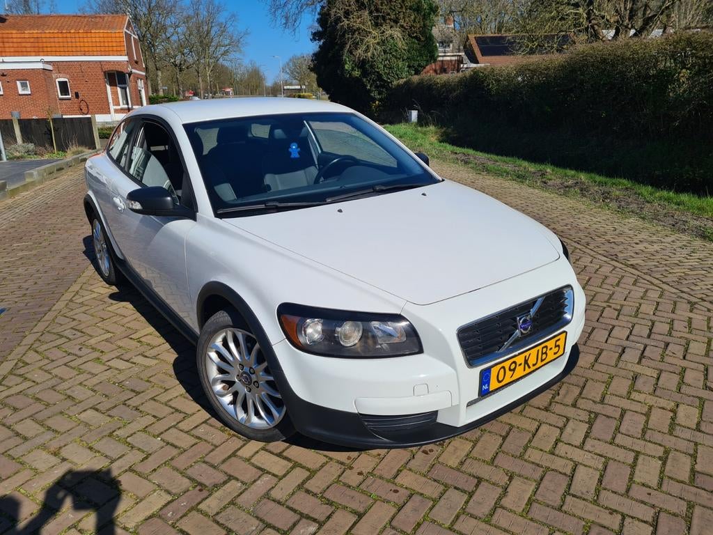 Volvo C30 1.6 2010 Wit Nieuwe APK en compl. Distributieset, Auto's, Voorwielaandrijving, 1596 cc, Stof, 4 cilinders