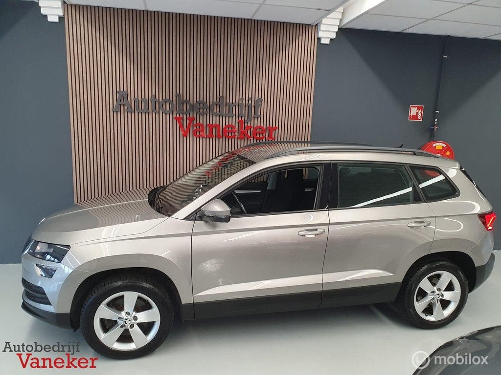 Skoda Karoq 1.0 TSI Ambition|Carplay|Cruise|Trekhaak|Dealer, Voorwielaandrijving, Stof, 116 pk, Karoq
