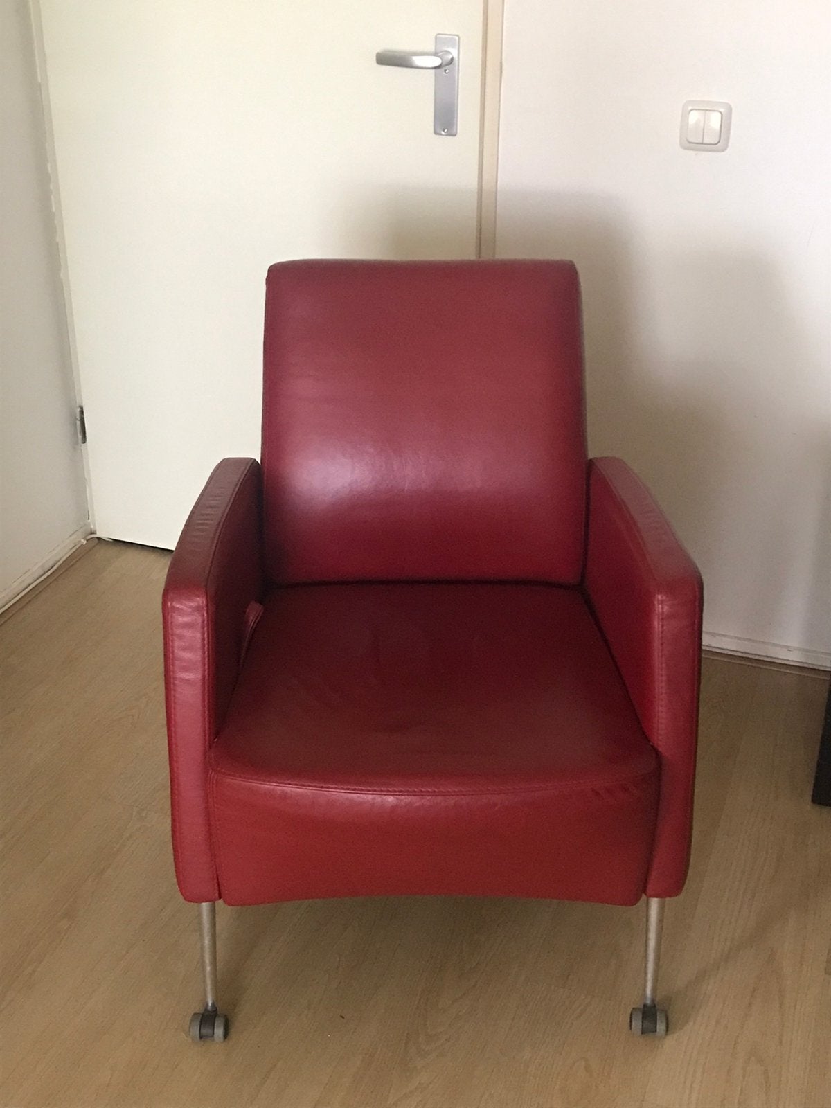 Mooie verstelbaar rode leren fauteuil stoel op wielen, Ophalen, Zo goed als nieuw, 75 tot 100 cm