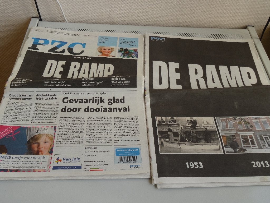 PZC 26 jan 2013 met extra bijlage van de ramp.zie foto's, Ophalen of Verzenden, 1980 tot heden, Nederland, Krant