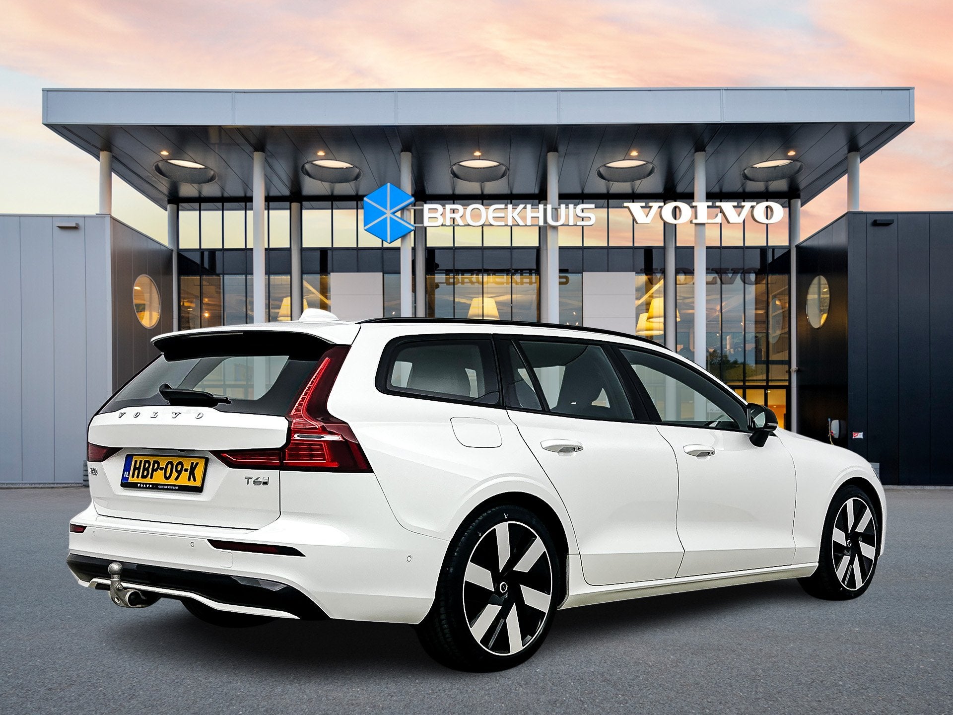 Volvo V60 T6 Recharge Ultra Dark, Auto's, Gebruikt, 4 cilinders, 24 maanden, Wit