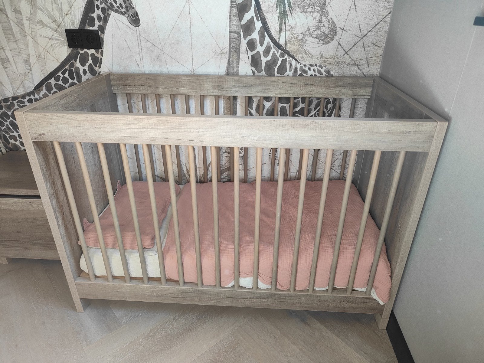 Kidsmill Brent Babybed Oldwood incl matras, Ophalen, Zo goed als nieuw, Ledikant