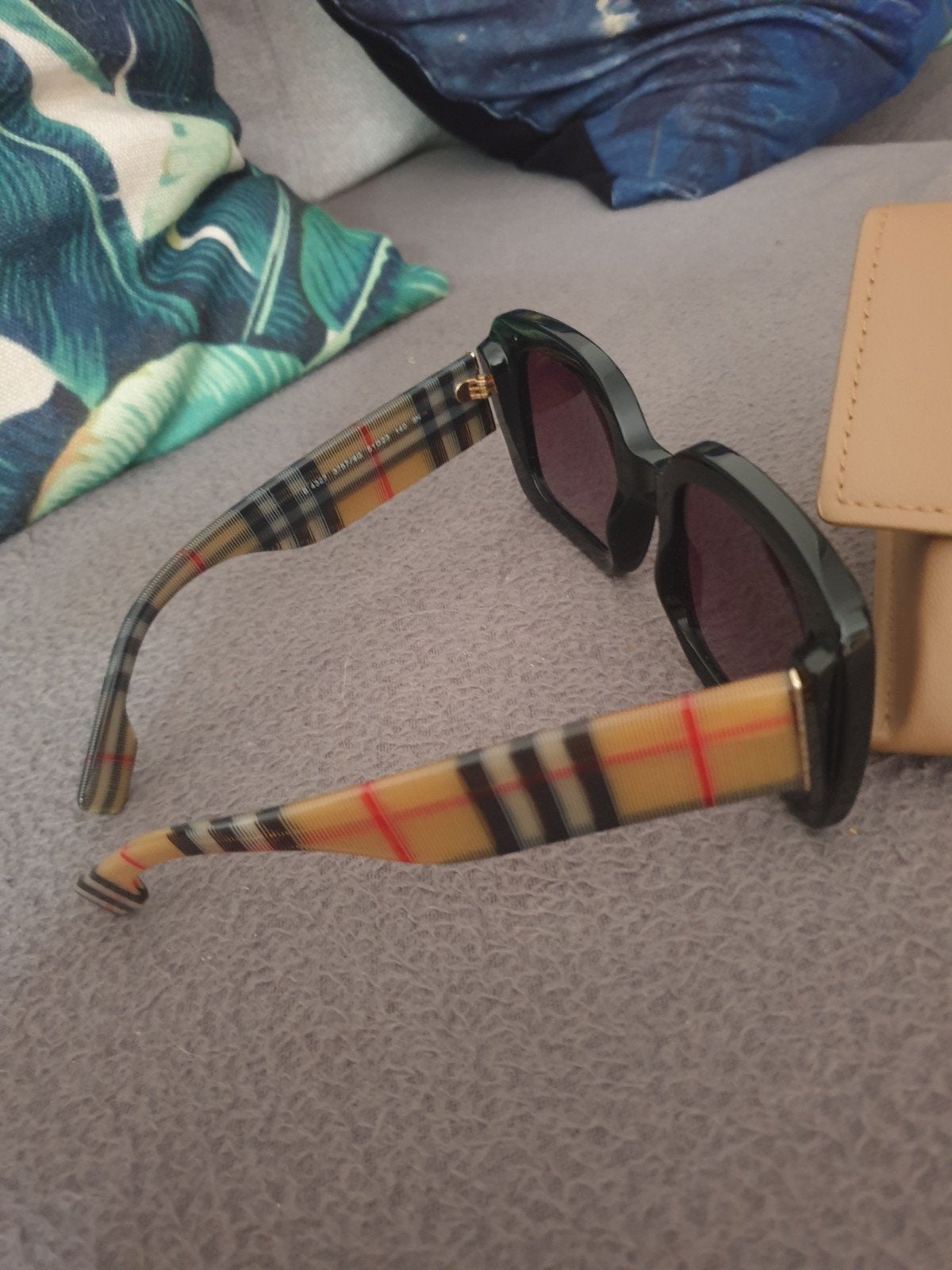 Burberry zonnebril met iconisch ruitpatroon, Overige merken, Zonnebril, Zwart, Ophalen of Verzenden