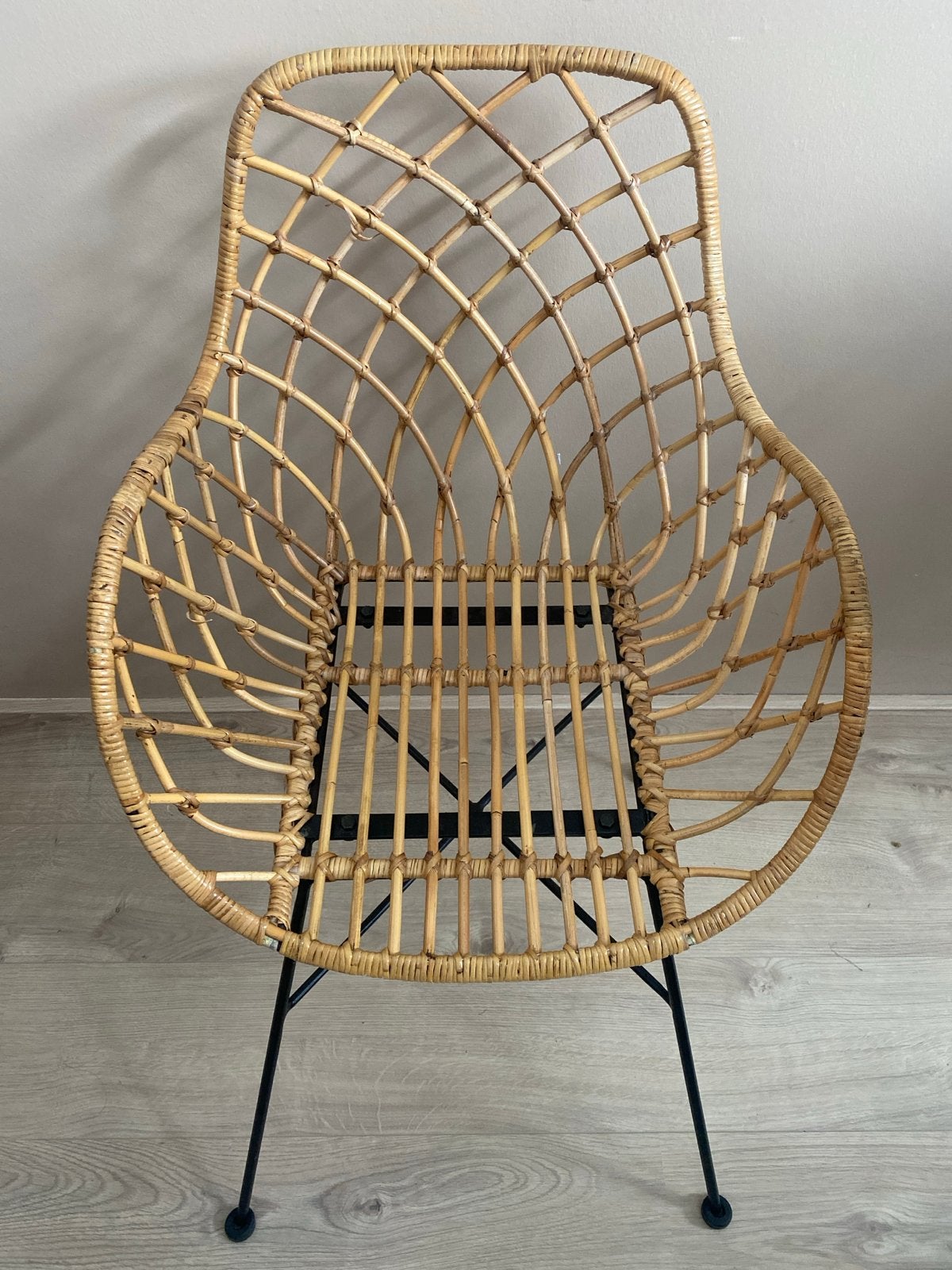 Vintage rotan stoel met metalen poten, Huis en Inrichting, Stoelen, Ophalen, Overige kleuren, Riet of Rotan, Zo goed als nieuw