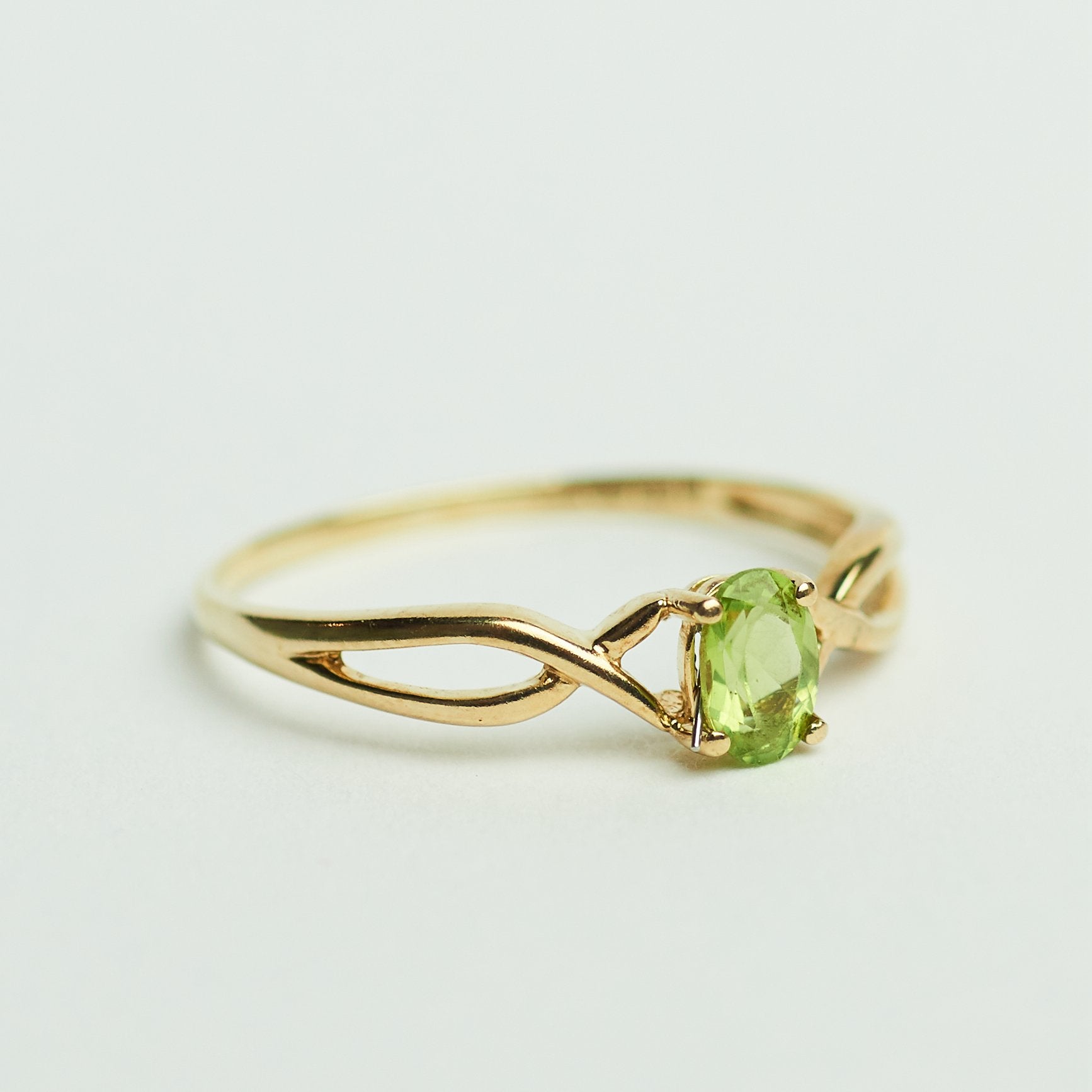 Vintage gouden ring met peridot solitair verloving 9 karaat, 20 of groter, Ophalen of Verzenden, Zo goed als nieuw, Met edelsteen