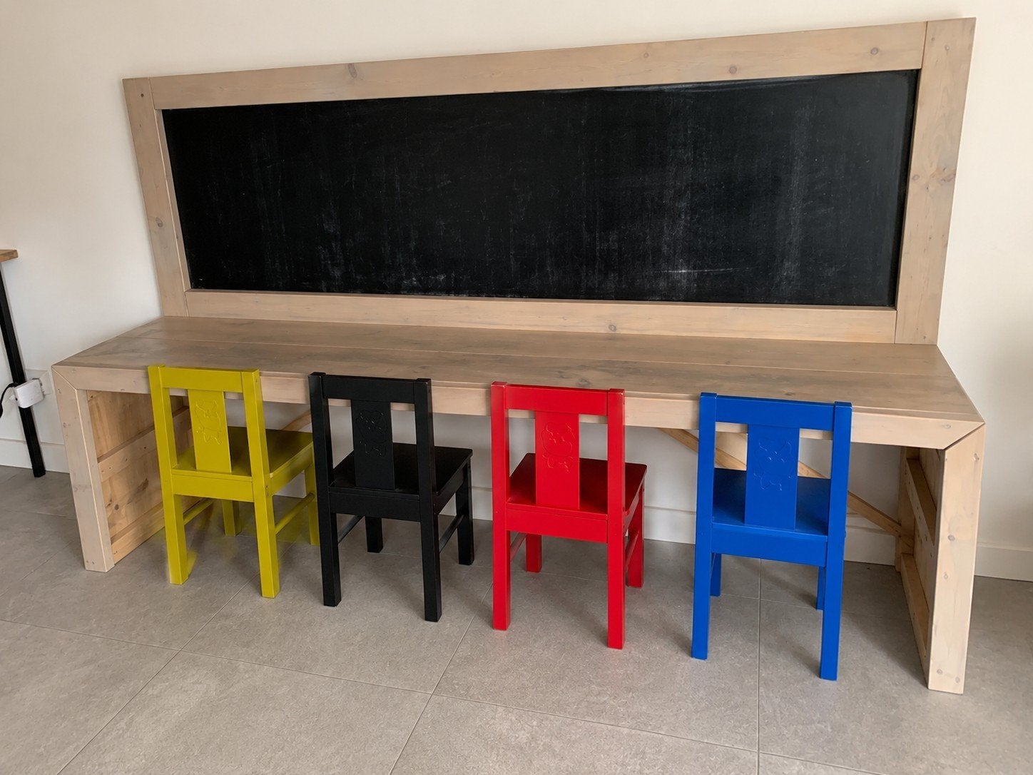 Grote houten speeltafel met krijtbord en 4 stoeltjes, Ophalen, Gebruikt