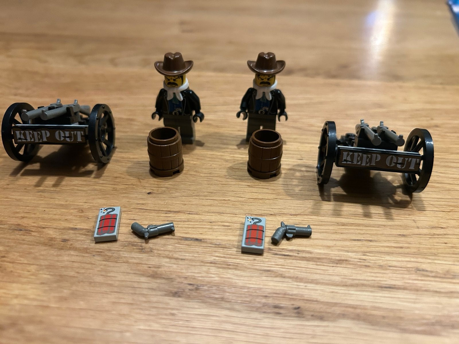 2x Lego Western 6790 6791 Bandit Wheel Gun  cowboy, Ophalen of Verzenden, Gebruikt