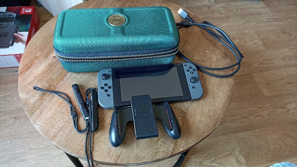 Nintendo switch Unpatched, Spelcomputers en Games, Spelcomputers | Nintendo Switch, Zo goed als nieuw, Switch Original, Met 2 controllers