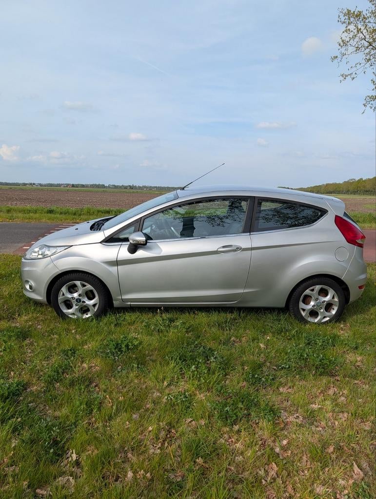 Ford Fiësta 1.4 71KW 3DR AUT 2010 Grijs, Auto's, 15 km/l, 40 €/maand, 4 cilinders, Origineel Nederlands