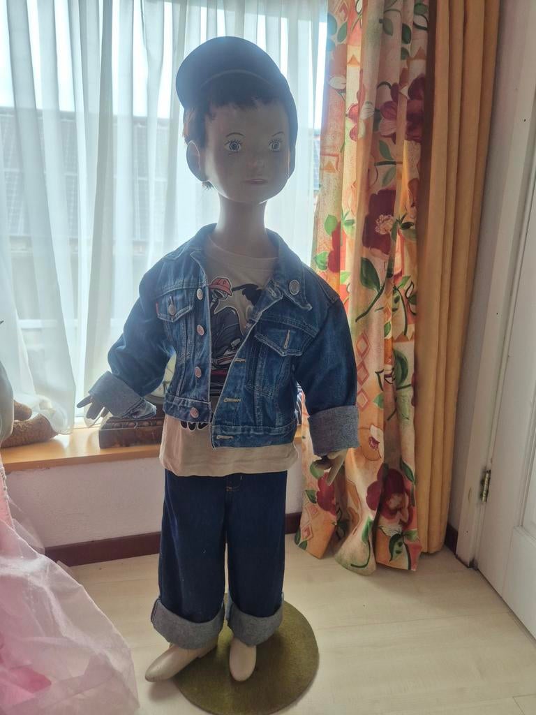 mooie oude etalage pop jongen, Ophalen