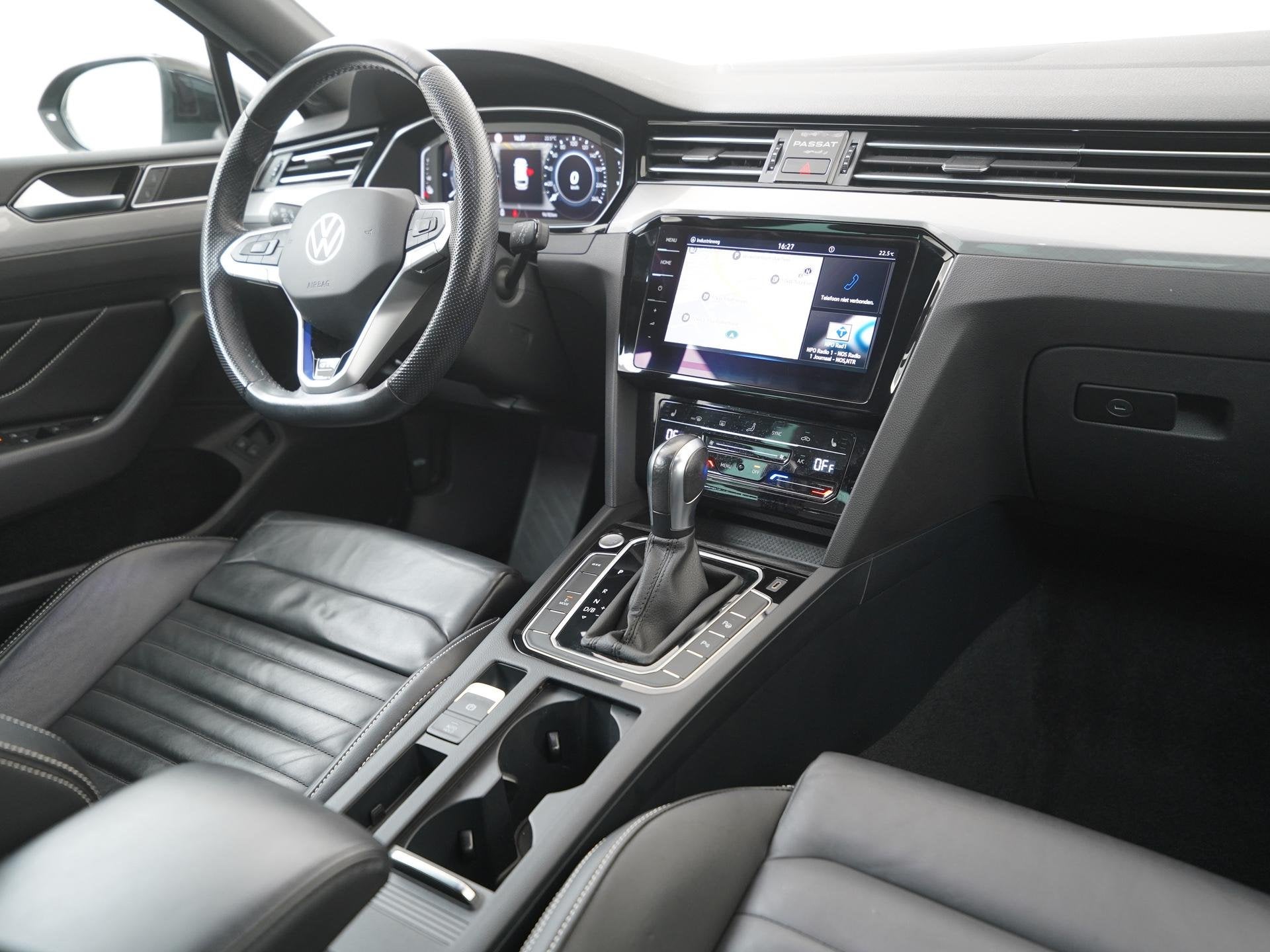 Volkswagen Passat Variant 1.4 TSI PHEV GTE | Leder | Trekhaa, Auto's, Gebruikt, Beige, Hybride Elektrisch/Benzine, 1600 kg