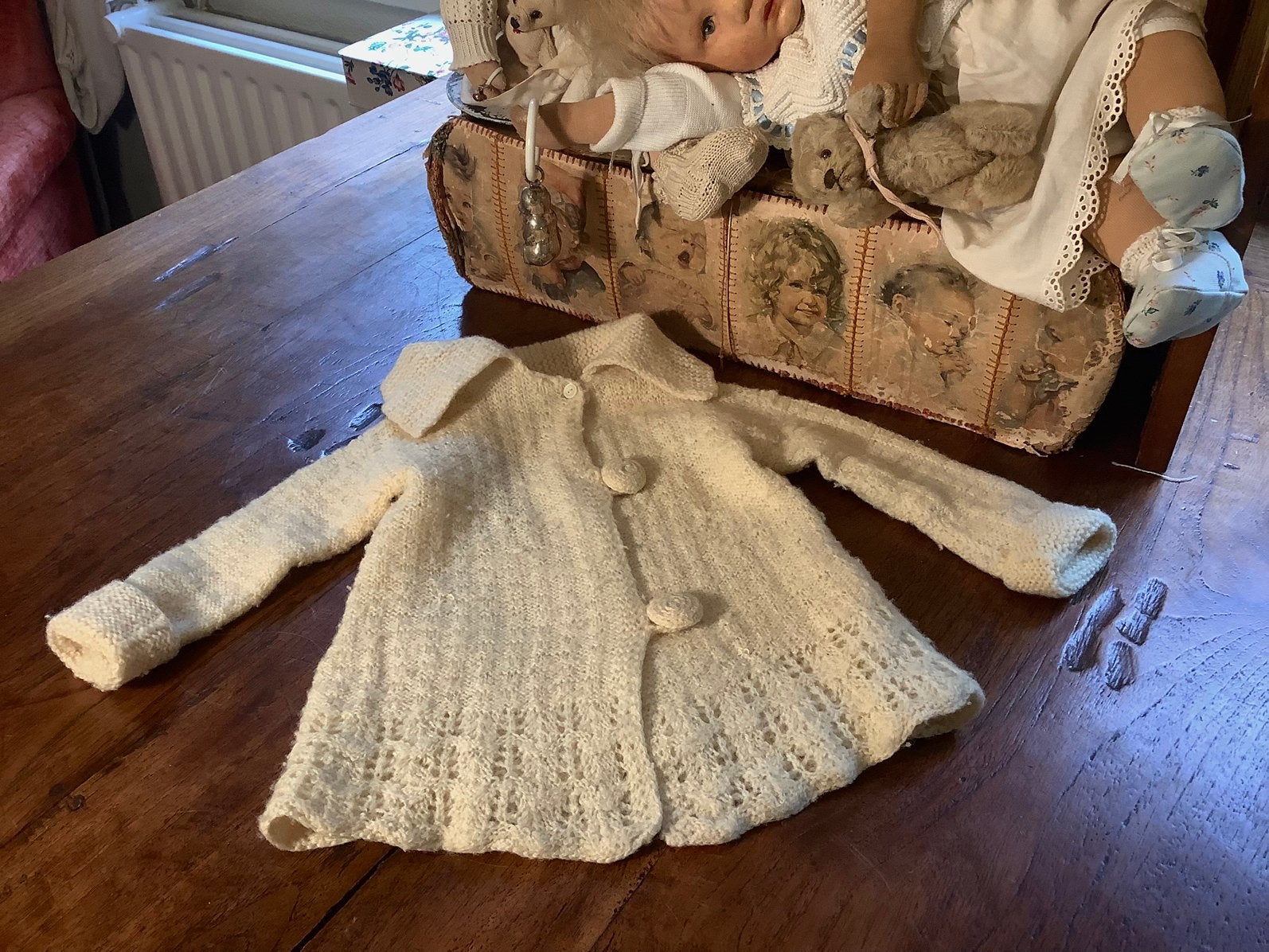 Lief Antiek gebreid jasje , vest voor antieke baby pop crème, Ophalen of Verzenden