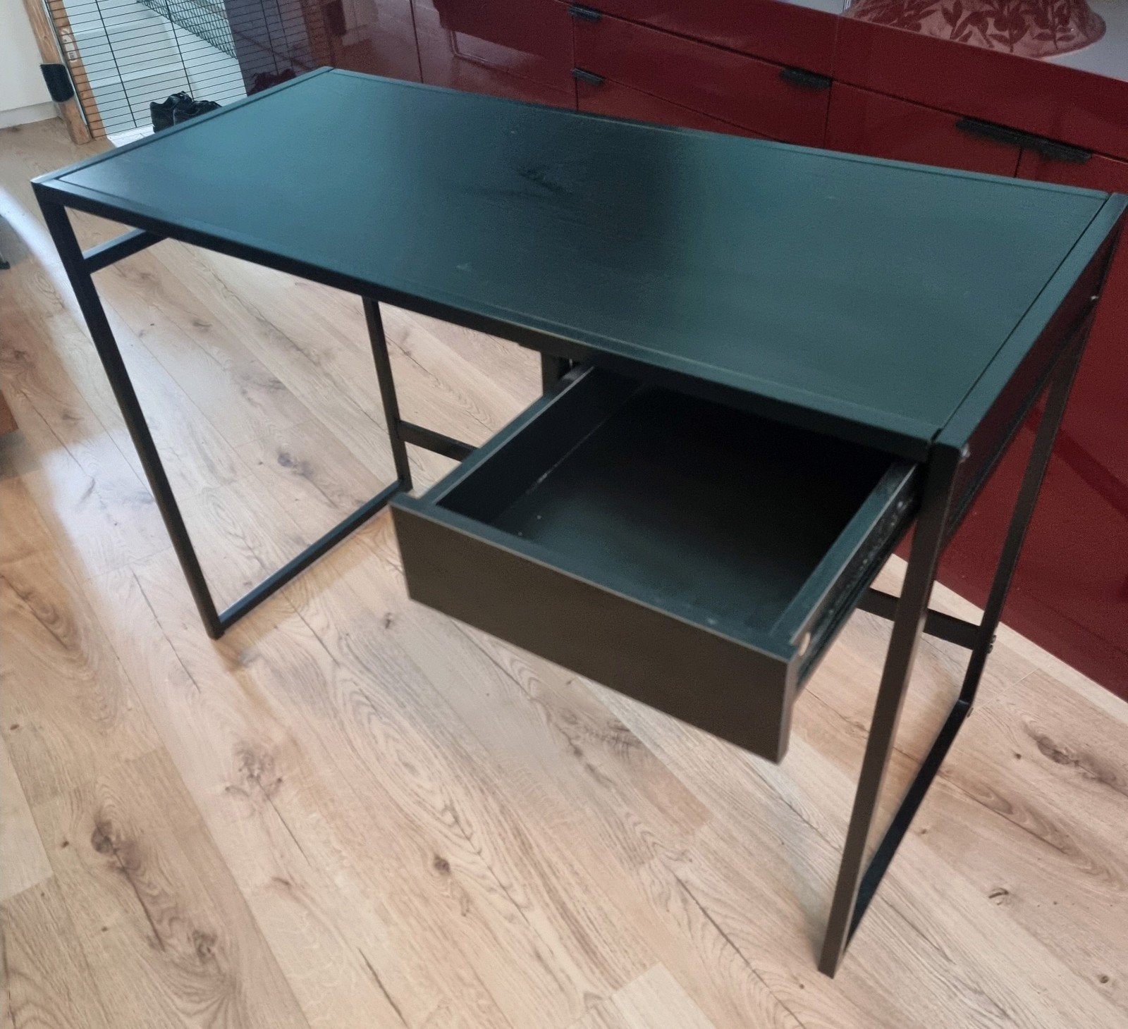 Leuk  zwart  bureautje., Ophalen, 25 tot 50 cm, Rechthoekig
