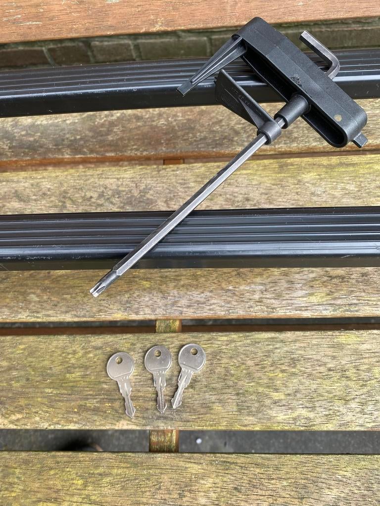 Thule SquareBar dakdragers Volvo V60, Auto diversen, Dakdragers, Ophalen of Verzenden, Zo goed als nieuw