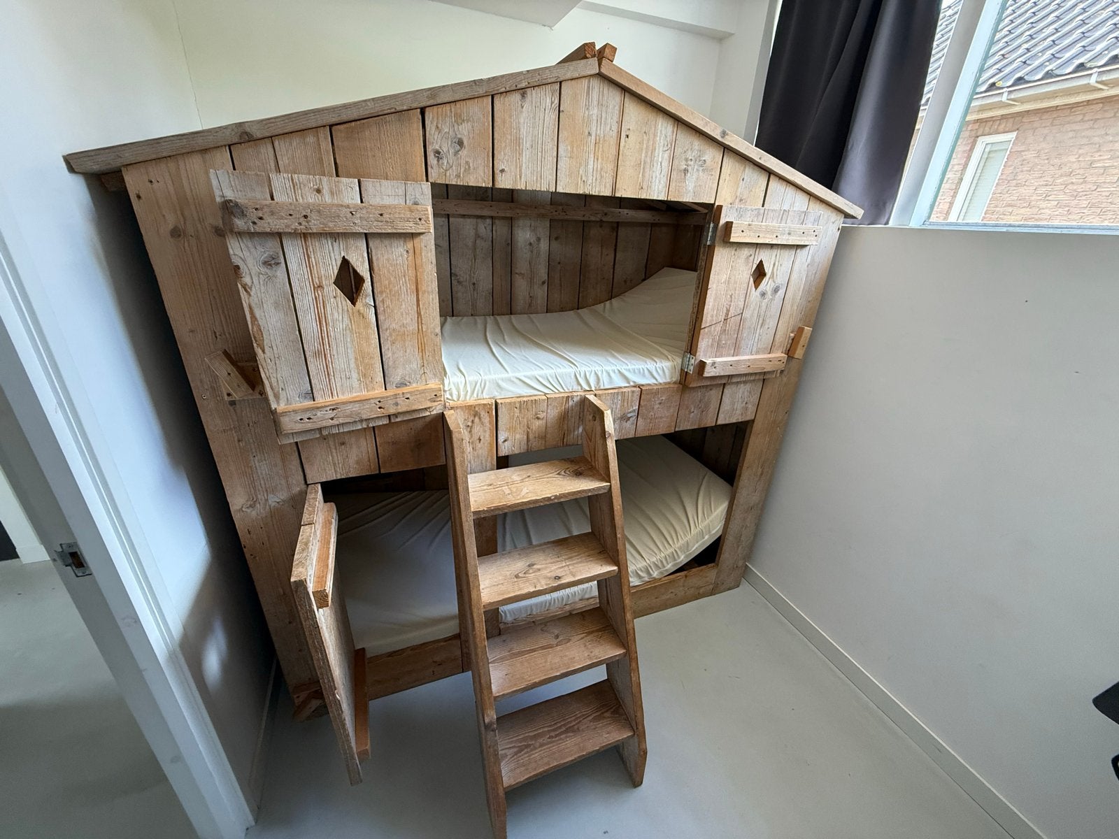 Uniek handgemaakt houten stapelbed - huisje design, Ophalen, Gebruikt