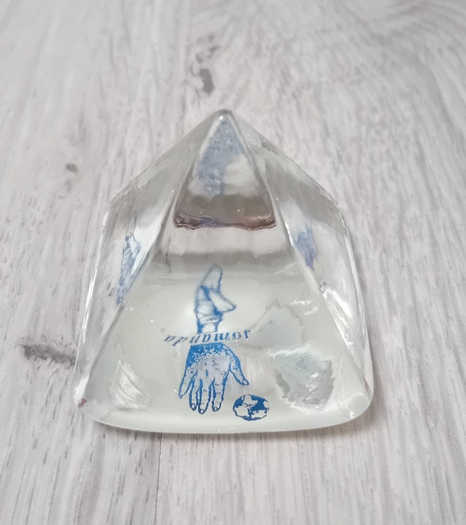 glazen piramide van Jomanda, Verzenden