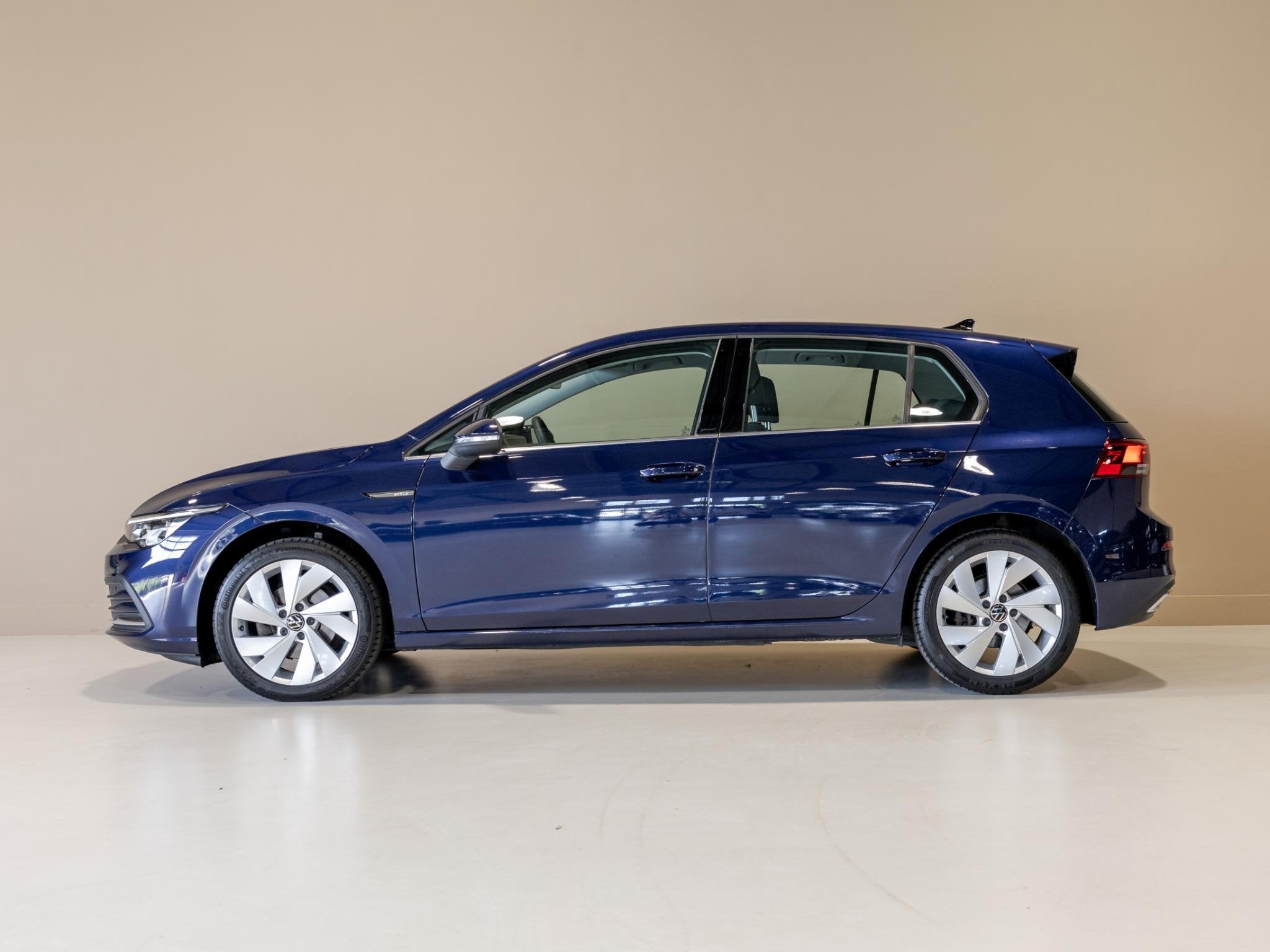 Volkswagen Golf 1.5 eTSI Business+ 150pk / Dodehoek detectie, 4 cilinders, Blauw, Velours, Geheel digitaal combi-instrument