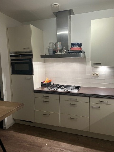 Keuken met  koelkast, gasplaat, combi magnetron, afzuigkap, Ophalen, Gebruikt, Hoekkeuken, Kunststof