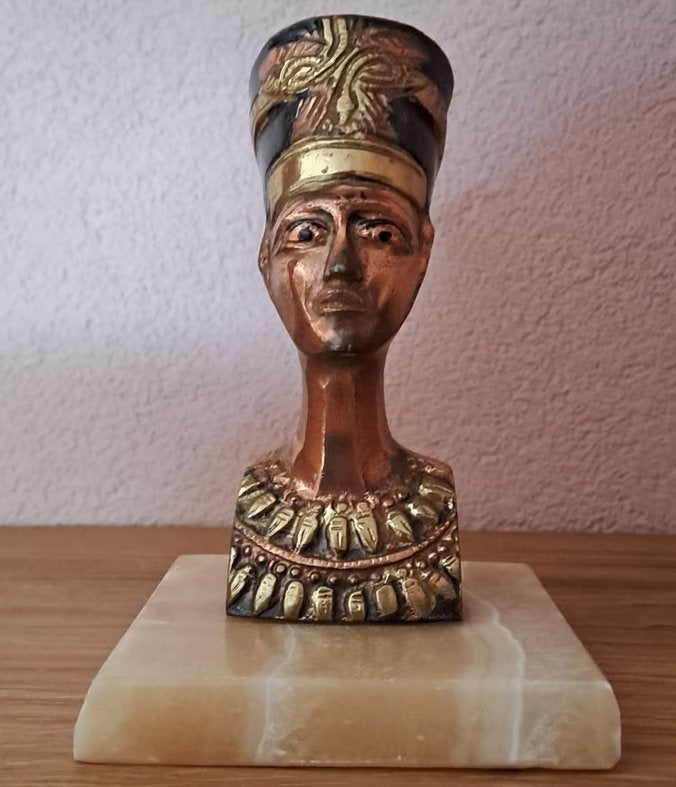 Buste van Nefertiti op marmeren sokkel, Afrika, Ophalen of Verzenden, Beeld, Metaal