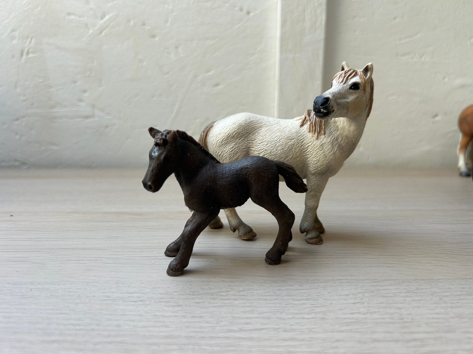 Schleich camargue merrie en veulen, Ophalen of Verzenden, Zo goed als nieuw, Paard, Beeldje of Figuurtje