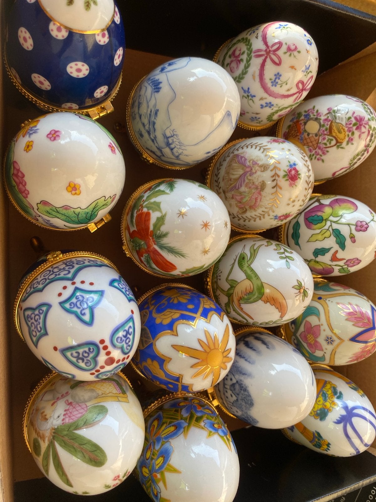 Verzameling van 25 decoratieve porseleinen eieren, Ophalen of Verzenden, Zo goed als nieuw, Porselein, Overige typen