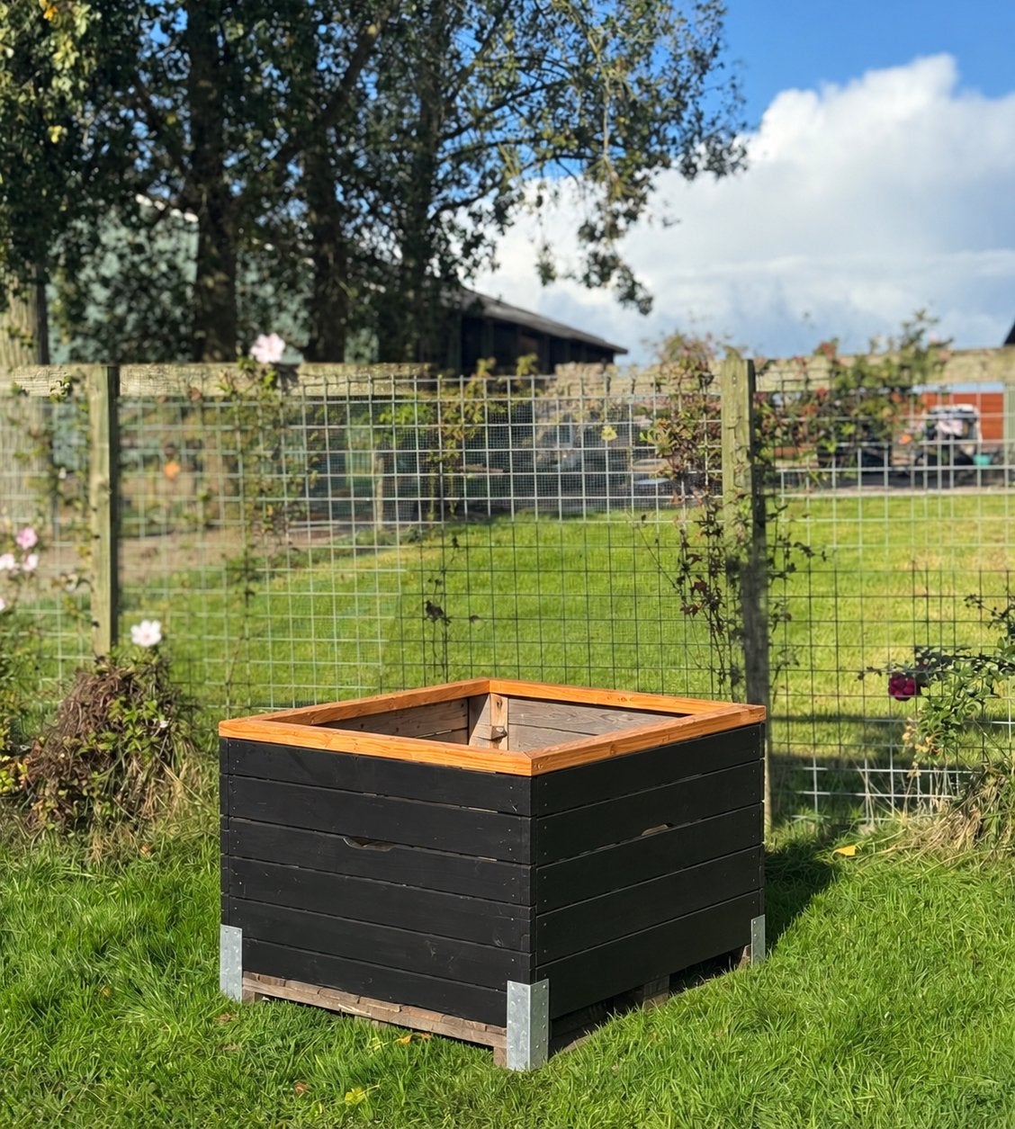Mooie houten hooibak inclusief slowfeeder frame, Ophalen, Zo goed als nieuw