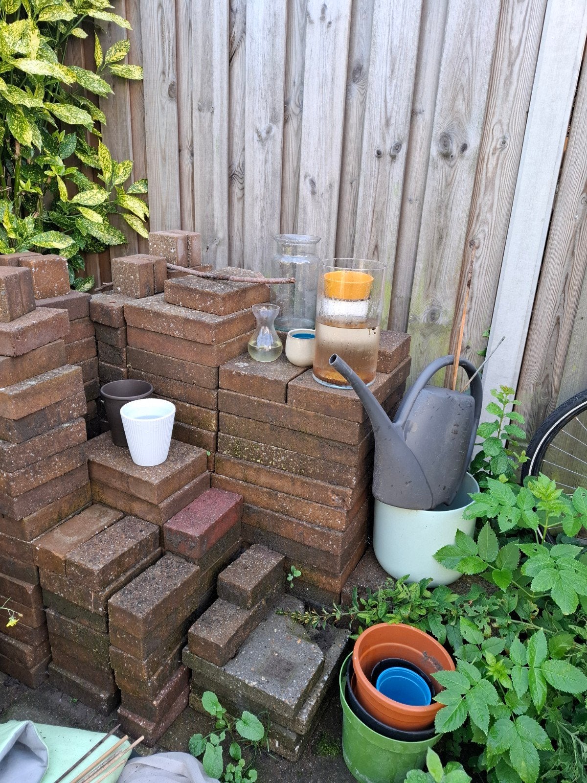 Diverse potten, gieter en vazen en tegels, Tuin en Terras, Ophalen, Kunststof