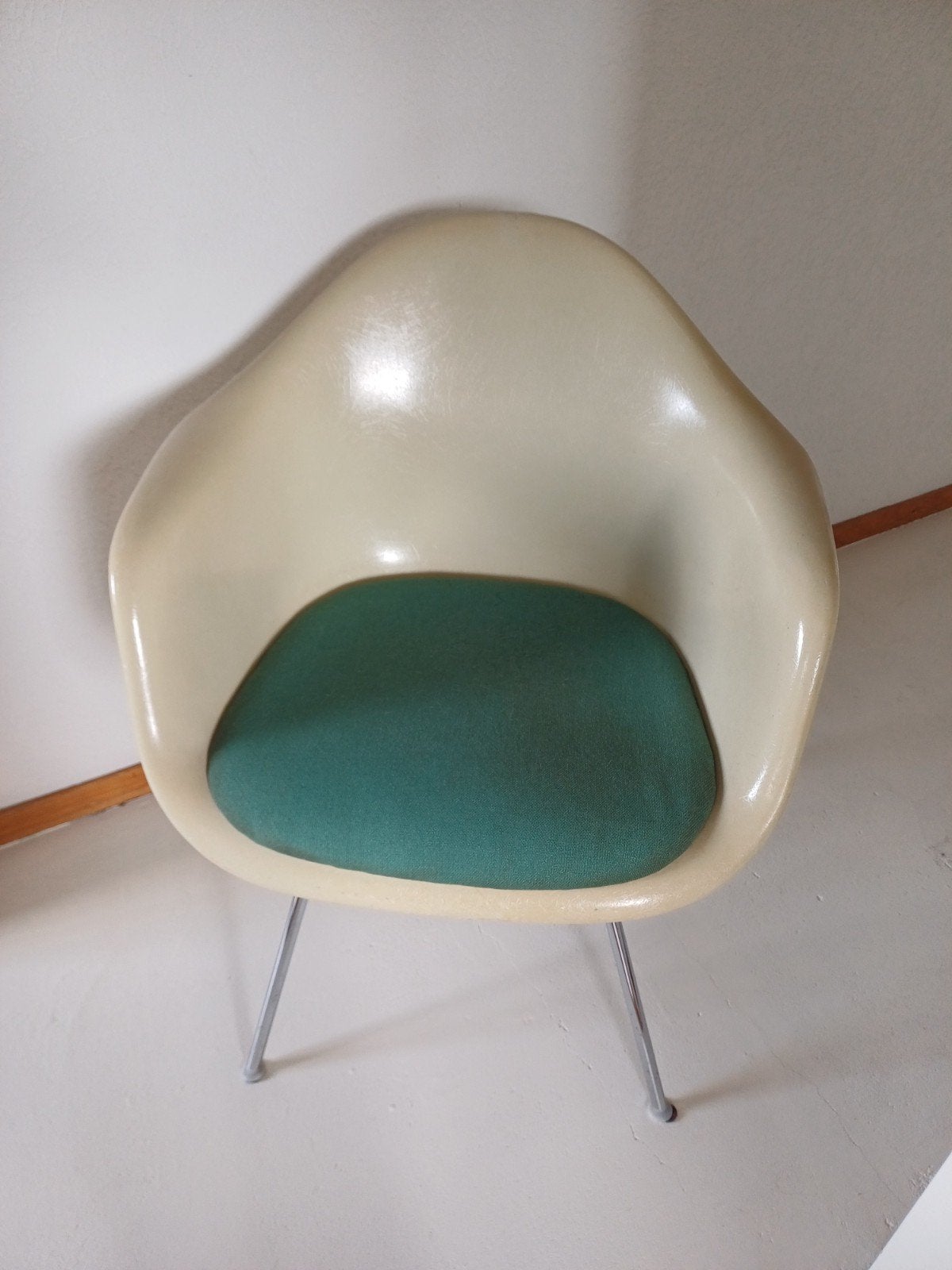 Vintage Eames Armshell Stoel met Groen Kussen, Huis en Inrichting, Stoelen, Ophalen, Gebruikt, Vintage, Mid-century Modern, Design