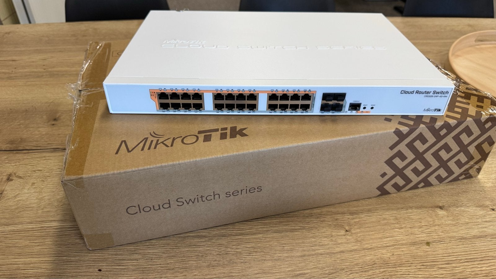 MikroTik CRS328-24P-4S+RM PoE 24 ports nieuw in doos, Ophalen of Verzenden, Nieuw