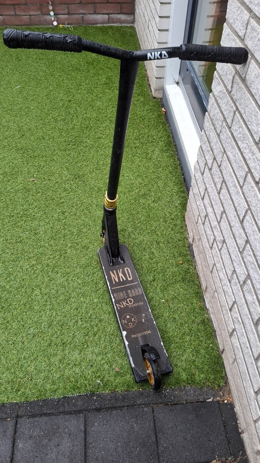 NKD Custom Stuntstep - Zwart/Goud, Fietsen en Brommers, Steps, Ophalen, Gebruikt