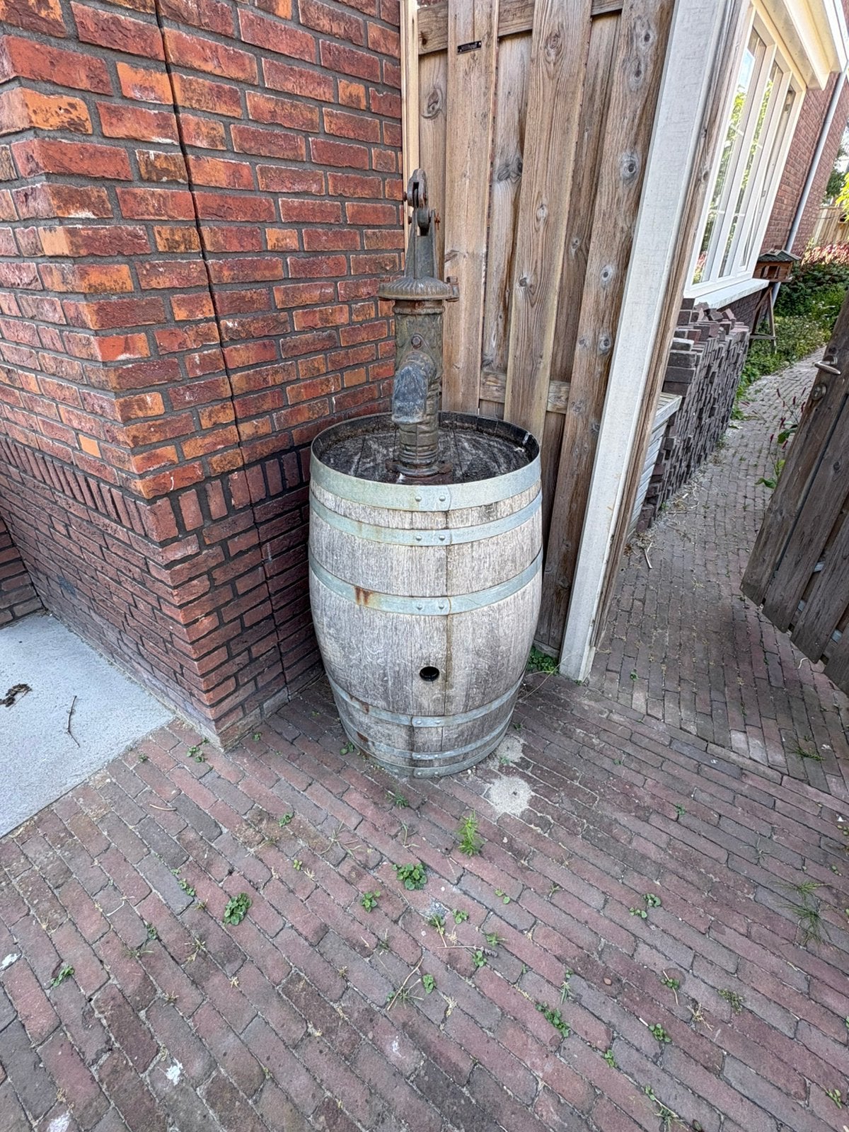 Wijnvat met waterpomp, Tuin en Terras, Regentonnen, 150 liter of meer, Ophalen, Gebruikt, Hout