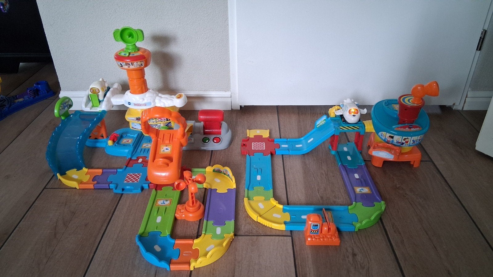 VTech Toet Toet Auto's 2 Luchthavens met 2 Vliegtuigen, Ophalen of Verzenden, Gebruikt, 2 tot 4 jaar