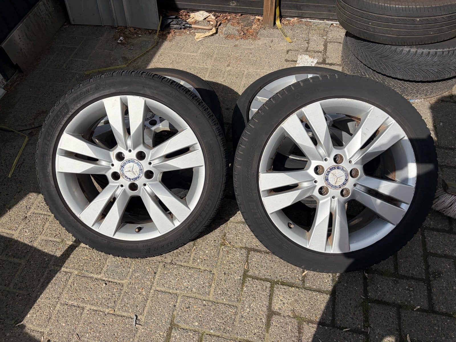 Mercedes-Benz Velgen 2 Winterbanden en 2 zomerbanden, Auto-onderdelen, Banden en Velgen, Gebruikt, Banden en Velgen, 17 inch, Personenwagen